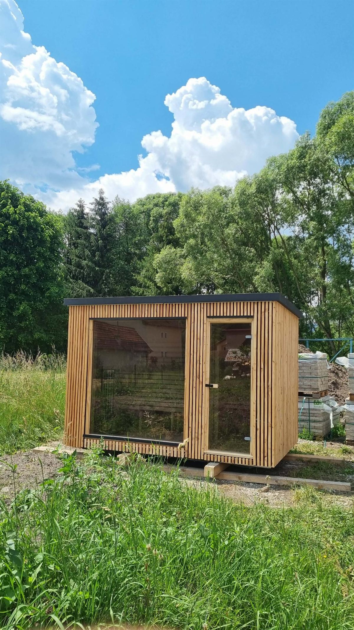 Nowoczesna sauna ogrodowa z panoramiczną witryną na posesji - Kraków Małopolska